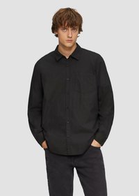 Zwarte longsleeve shirt in een effen ontwerp, met een button-down kraag en een borstzak, gemaakt van een gladde, lichte stof.