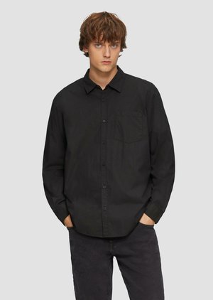 Zwarte longsleeve shirt in een effen ontwerp, met een button-down kraag en een borstzak, gemaakt van een gladde, lichte stof.