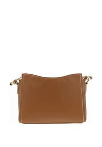 Sac à main en cuir marron avec une texture lisse, un dessus arrondi, des accessoires en métal doré et des coutures blanches. Sangle ajustable incluse.