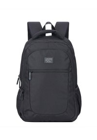 Zwarte stoffen rugzak met gevoerde schouderbanden, voorvak met rits en een logo label. Heeft een gladde textuur en een gestroomlijnd ontwerp.