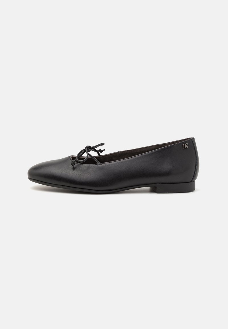 Ballerines en cuir noir avec un bout arrondi, détail en dentelle à l'avant, accent subtil du logo et talon plat bas. Texture lisse partout.