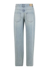 Jean en denim bleu clair avec jambes droites, deux poches arrière, passants pour ceinture, et une étiquette de marque en cuir sur la ceinture.