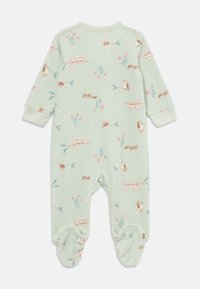 Grønn fleece baby overall med et lekent mønster av fugler, blomster og smådyr. Inkluderer fotdesign og lange ermer.
