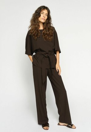 - Spodnie materiałowe