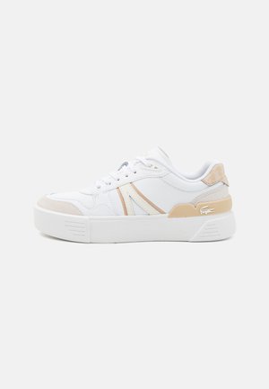 Sneaker bianca con dettagli in suede e pelle beige e crema. Presenta una suola spessa bianca, lacci e un logo sul tallone.