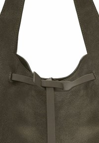 Sac fourre-tout en daim vert olive avec une texture lisse, présentant un détail de sangle nouée en haut et de larges poignées d'épaule.