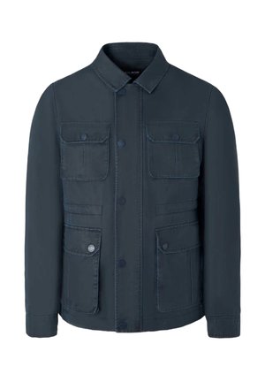 Chaqueta azul marino hecha de tela con una textura suave, cuenta con un cuello, cierre frontal de botones y dos bolsillos en el pecho con solapa.