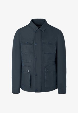 Chaqueta azul marino hecha de tela con una textura suave, cuenta con un cuello, cierre frontal de botones y dos bolsillos en el pecho con solapa.