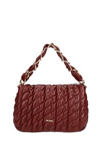 Bolso de mano de cuero acolchado en color rojo oscuro con una correa de hombro trenzada de cuero y cadena dorada, que presenta un pequeño logo dorado "PICARD" en el frente.