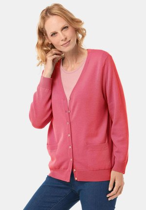 Roze cardigan met een V-hals, knoopsluiting en twee voorkruiden. Lichtgewicht gebreide textuur met geribde manchetten en zoom.