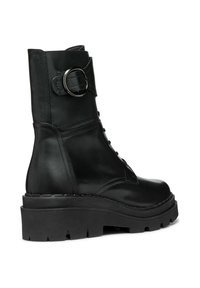 Botín negro de cuero hasta el tobillo con suela gruesa, cordones en la parte delantera y un acento de hebilla en el lateral. Textura suave y diseño robusto.