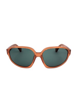 Occhiali da sole con montatura in plastica marrone traslucida e lenti rettangolari arrotondate verde scuro, centrati su sfondo bianco.