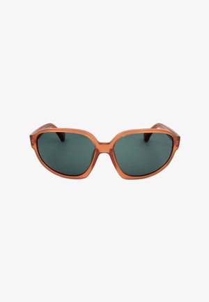 Occhiali da sole con montatura in plastica marrone traslucida e lenti rettangolari arrotondate verde scuro, centrati su sfondo bianco.