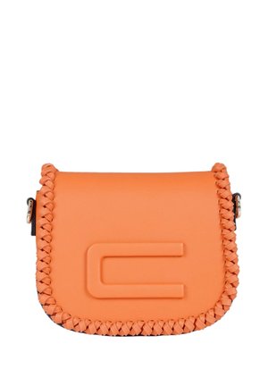 Borsa a tracolla in pelle arancione con rifinitura intrecciata e motivo rettangolare "C" in rilievo sulla patta frontale, fibbia in metallo visibile ai lati.
