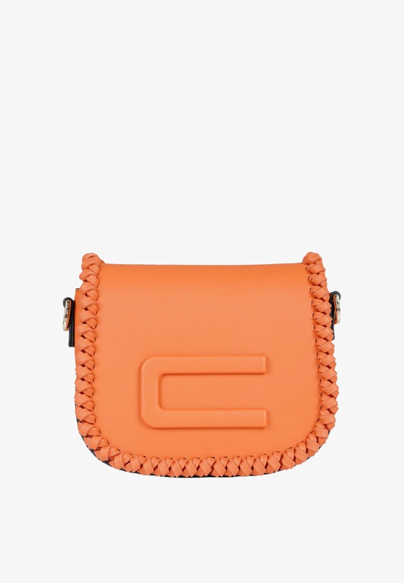 Orangene Leder-Umhängetasche mit gewebtem Besatz und erhabenem rechteckigem "C"-Design auf der vorderen Klappe, Metallverschluss an den Seiten sichtbar.