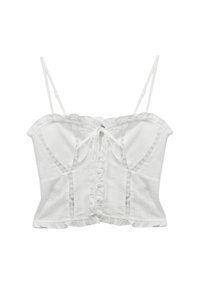 Top in camisola bianca aderente con scollatura arricciata, spalline sottili, dettagli con bottoni frontali e inserti in pizzo floreale. Tessuto testurizzato con piccoli motivi.