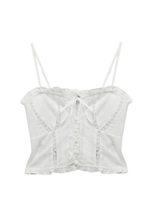 Top camisolé ajusté blanc avec un col volanté, des fines bretelles, des détails de boutons à l'avant et des accents de dentelle florale. Tissu texturé avec de petits motifs.