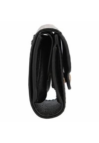 Portefeuille en cuir noir, plié, avec un intérieur texturé et un extérieur lisse. Accentué par un petit bouton métallique de fermeture.