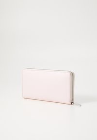 Portafoglio zip-around in morbida pelle rosa testurizzata, forma rettangolare, con elementi in argento e un dettaglio logo discreto sulla linguetta della zip.