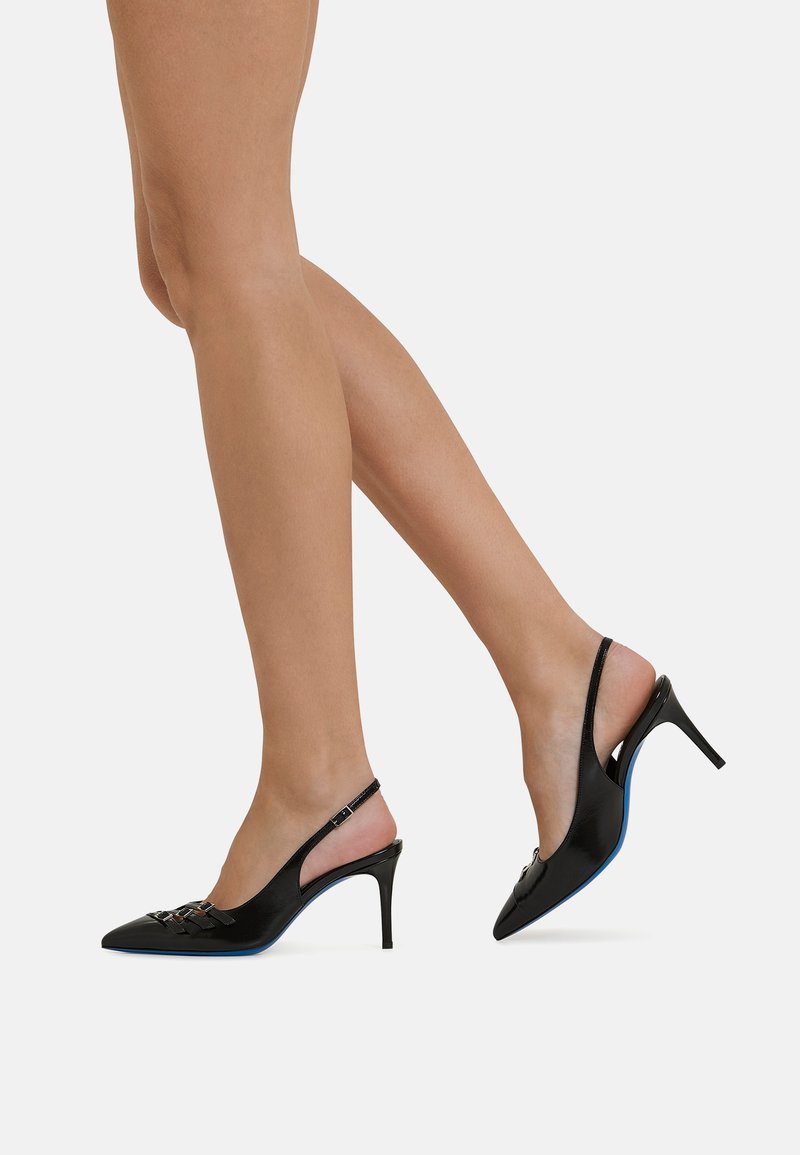 Tacchi slingback in pelle nera con punta affusolata, suole blu e hardware decorativo; design elegante con finitura lucida.