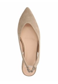 Scarpa slingback in suede beige con punta affusolata, fascia elastica, fodera interna liscia e una leggera curvatura vicino al tallone. Suola piatta.