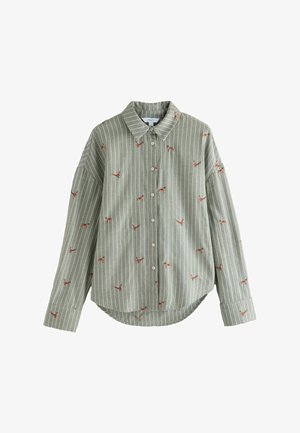 Zelena črtasta srajca z gumbi spredaj, z majhnimi rdečimi izvezenimi živalmi po celotni površini, z naboju na ovratniku in ukrivljenim robom na dnu.