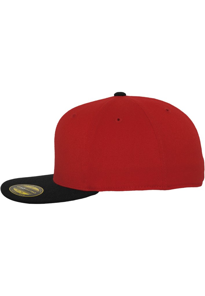 Rød baseballkasket med en sort flad skygge. Lavet af tekstureret stof, med seks paneler og en rund top med en sort knap.
