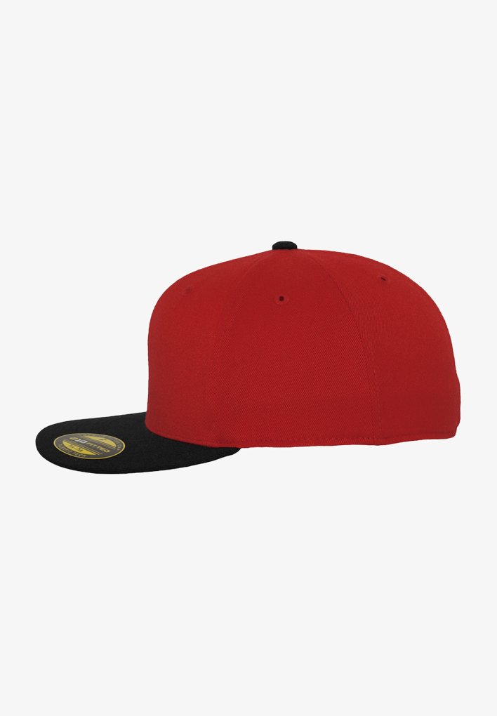 Casquette de baseball rouge avec une visière plate noire. Fabriquée en tissu texturé, elle possède six panneaux et un sommet arrondi avec un bouton noir.