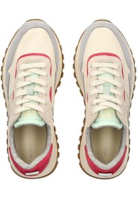 Beige og grå joggesko med røde detaljer, teksturert semsket skinn og glatt skinn, med hvite snører og gummisåle. Logo på tungen.