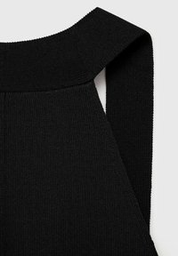 Material ribbed negru cu un guler larg și bretele late, evidențiind o suprafață texturată și margini curate.