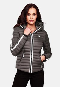 Veste en duvet grise avec fermeture éclair à l'avant, capuche ajustable et accents rayés blancs. Présente des poches latérales zippées et des poignets côtelés.