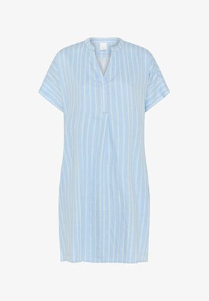 Lichtblauwe jurk met korte mouwen, voorzien van een platte kraag, een knoopsluiting en een verticale patroon van bloemenaccenten. Zachte, gladde stoftextuur.