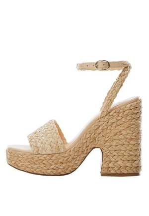 Sandalia de plataforma beige tejida con tacón alto grueso, punta abierta y correa ajustable en el tobillo con hebilla dorada.