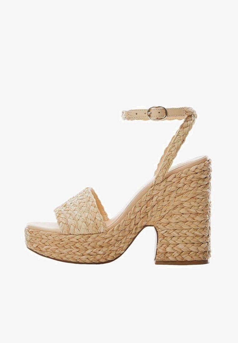 Sandale plateforme beige en tissu tressé avec talon haut épais, bout ouvert et bride de cheville ajustable avec boucle dorée.