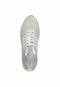 Sneaker bianco con materiali in mesh e sintetici. Presenta punta rotonda, lacci piatti e accenti laterali testurizzati. Taglia 37 indicata.