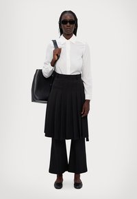 ROKH MIDI PLEATED SKIRT TROUSERS - Kalhoty - black