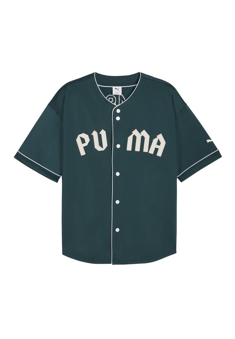 Tamsiai žalias beisbolo džersis su baltais kraštais, išsiskiriantis "PUMA" užrašu šviesiai baltos spalvos, mygtukų uždarymas, trumpomis rankovėmis ir logotipu ant rankovės.