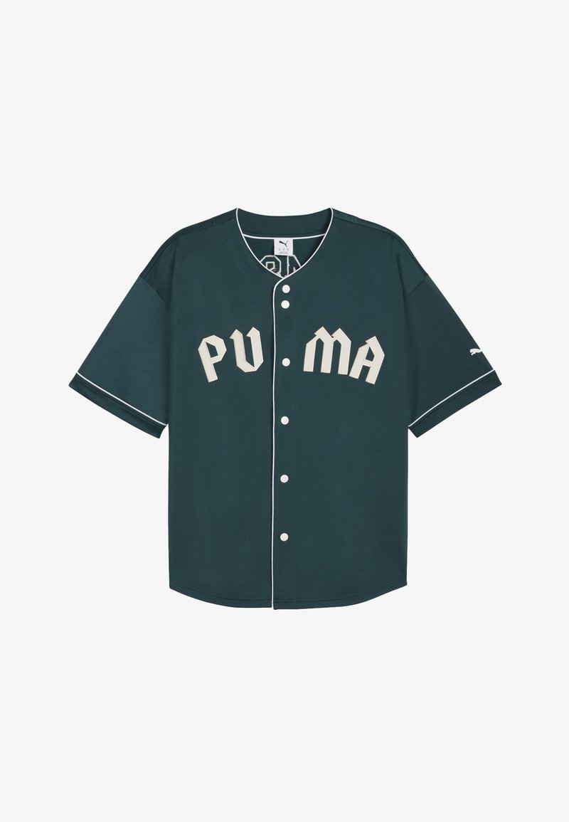 Tumši zaļš beisbola džersijs ar baltām apmalēm, izteikta "PUMA" uzraksts off-white krāsā, ar pogām aizdare, īsām piedurknēm un logo uz piedurknes.