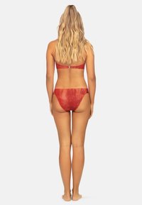 Czerwona bikini składająca się z zestawu z fakturowanym wzorem, regulowanym paskiem na plecach oraz dolną częścią o średnim kryciu, zaprojektowana w eleganckim, minimalistycznym kształcie.