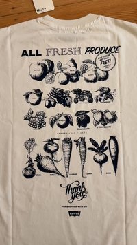 Majica s crnim ilustracijama voća i korjenastog povrća označenim kao jabuka, kruška, dunja, breskva, grožđe, malina i drugim, plus Levi's logo.