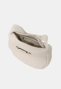 Borsa a tracolla bianca intrecciata con superficie texture. Dotata di una chiusura con zip superiore e una tasca interna, impreziosita da accessori in oro.