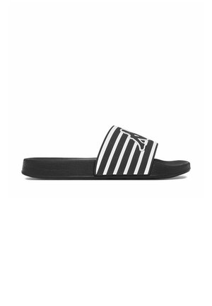 Sandale noire à enfiler avec une sangle rayée blanche et noire avec un logo bordé de blanc sur le dessus.