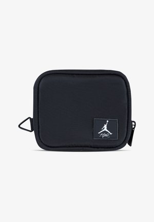 Pochette rettangolare nera realizzata in tessuto liscio, con chiusura a zip, manico e un patch con logo raffigurante una figura che salta.