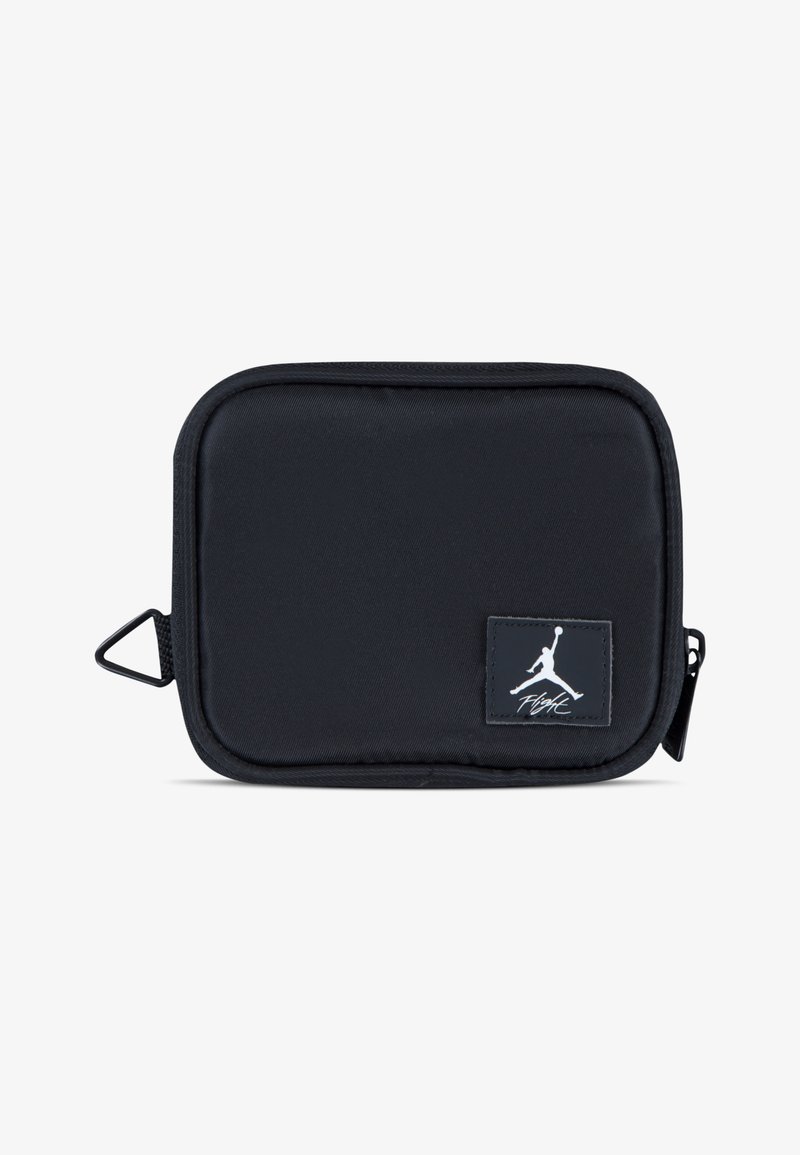 Zwarte rechthoekige pouch gemaakt van gladde stof, met een ritssluiting, een handvat en een logo-label met een springend figuur.