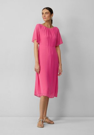 MIT KURZEN ÄRMELN - Freizeitkleid - pink