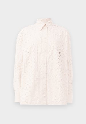 Camisa rosa claro com um padrão texturizado de formas arredondadas, apresentando colarinho, fecho de botões e mangas longas. Tecido suave com um corte descontraído.