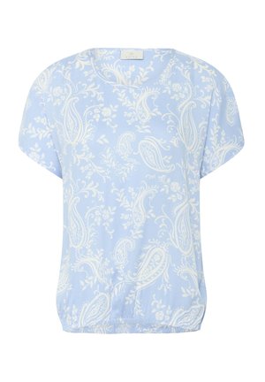 Lichtblauwe blouse met korte mouwen met een wit paisleypatroon en een elastische zoom, gemaakt van zachte stof voor comfort.