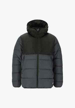 Giacca a piuma nera con zip frontale, cappuccio e design a righe orizzontali. Include due tasche laterali e un piccolo logo decorativo.