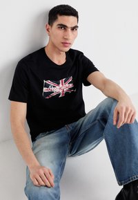 Pepe Jeans CLAG - Tričko s potlačou - black