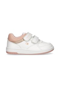 Witte sneakers met een gladde textuur, voorzien van twee klittenbandsluitingen, roze accenten op de hiel en een subtiel logo aan de zijkant.